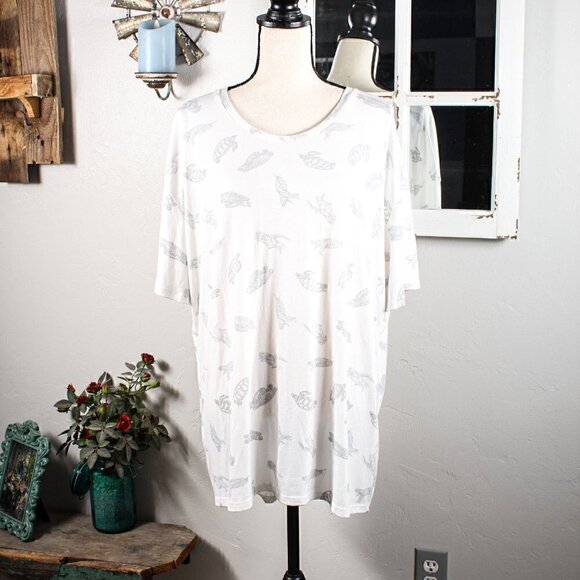 Lularoe White Turtle T-Shirt Size 2XL - Picture 1 of 4